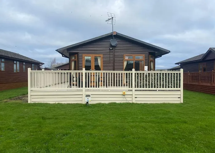 Saffron Lodge With Hot Tub