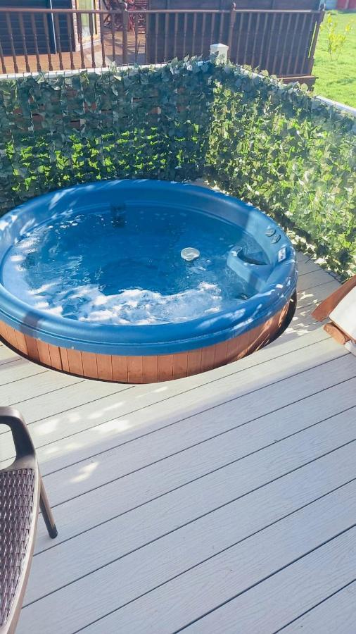 Saffron With Hot Tub *