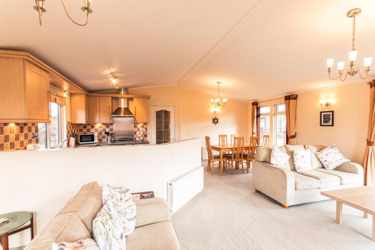 Saffron With Hot Tub Lodge Malton