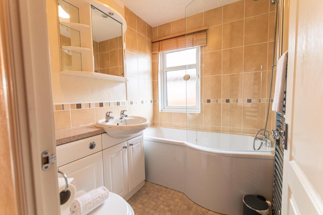 Saffron With Hot Tub Lodge